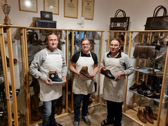 Florian Leitner (Mitte) mit seinen Lehrherren Dietmar Mühlleitner (li.) und Stefan Hütter. | Foto: M&amp;H