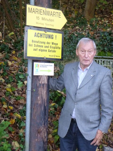 Georg Kransteiner brachte fünf Schilder an, die nun den Weg hinauf zur Marienwarte weisen. | Foto: Kransteiner