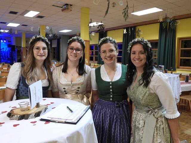 Damenriege als Empfangskomitee beim zehnten Ball der Landjugend St. Oswald ob Eibiswald | Foto: Landjugend