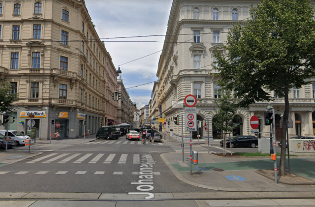 Gegen 22.25 Uhr fuhr ein 56-jähriger Autofahrer auf dem Parkring und wollte die Kreuzung mit der Johannesgasse geradeaus überqueren. Zur selben Zeit wollte ein 29-Jähriger dieselbe Kreuzung zu Fuß von der Johannesgasse kommend in Richtung Am Heumarkt überqueren. (Archiv) | Foto: Screenshot Google Maps