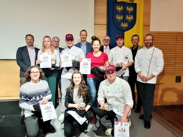 Die Jungköche Nico Özcelik, Leela Willixhofer, Darius Leitmann, Kristina Enne, Siegerin Magdalena Hauck, Dominik Strobl, Samuel Kurz (v. l.) mit den Jurymitgliedern Robert Heindl, Christopher Postl und Harry Mittermaier, Fachvorstand Johann Habegger, Direktor Michael Hörhan und Organisator Wolfgang Lahmer (v. l.). | Foto: HAIDERER