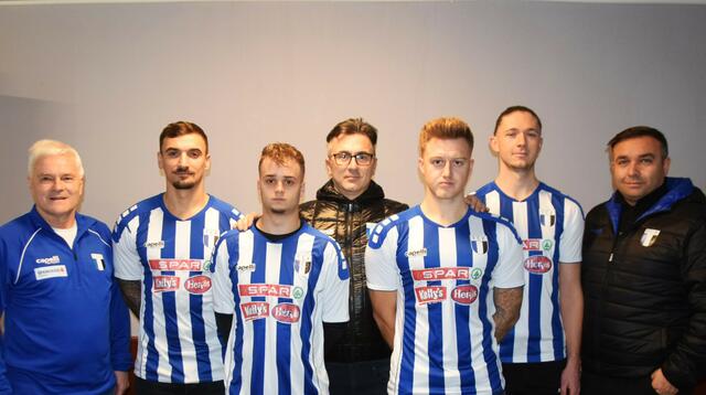 FCK-Präsident Simon Einwaller, Sascha Marinkovic, Dzenan Hodzic, FCK-Trainer Denis Husic, Thomas Herwig, Manuel Treichl und FCK-VizePräs. Hayati Bulut. | Foto: Schwaighofer