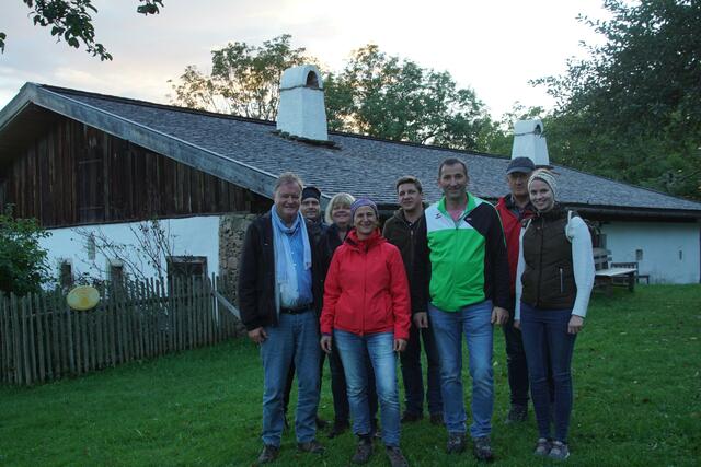 Der neue Obmann Johann Starlinger (3.v.r.) mit den Vertretern des Vereins Freilichtmuseum Unterkagererhof bei einem Rundgang am Hof.  | Foto: Verein Freilichtmuseum Unterkagererhof