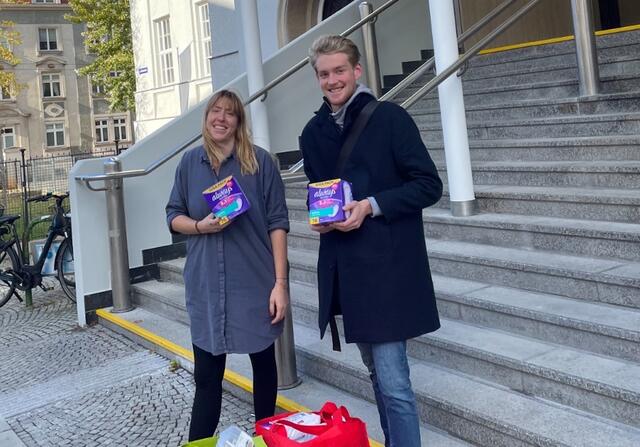 Bezirksrat Noah Straubinger (SPÖ) bei der Artikel-Übergabe vor der Modeschule Herbststraße. | Foto: SPÖ16