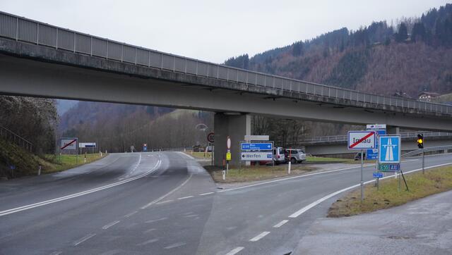 Die aktuelle Auffahrtsrampe wird um eine Abfahrtsspur ergänzt. Im Kreuzungsbereich mit der Salzachtal Straße (B159) soll ein Kreisverkehr entstehen, um Auf- und Abfahrten aus und in beide Fahrtrichtungen weiter zu ermöglichen. | Foto: Felix Hallinger