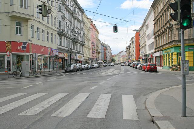 Wie soll die Wallensteinstraße künftig aussehen? Damit befasst sich aktuell eine fraktionsübergreifende Bezirkskommission. Nun fordert eine Petition die Errichtung einer Begegnungszone.  | Foto: Heidemarie Zimmermann
