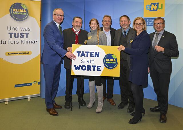 Landeshauptfrau Johanna Mikl-Leitner (2.v.r.) und ihr Stellvertreter Stephan Pernkopf (l.) mit den besten Klimaprojekten aus dem Bezirk Scheibbs.  
 | Foto: NLK/Filzwieser