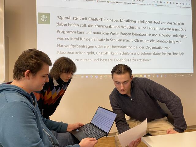 Verändert chatGPT die Schule? Schüler:innen der 5KK der MEDIA.HAK Landeck – Alexander Martin, Verena Miller und Luis Kröll (v.l.). | Foto: HAK/HAS und HLW Landeck