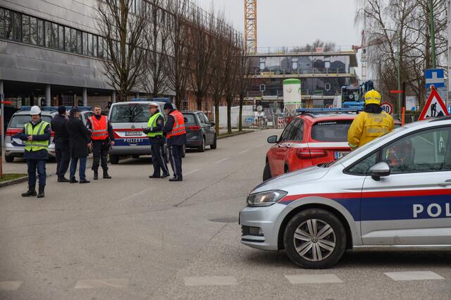 Bombenalarm in Wels-Lichtenegg: Das gefährliche Kriegsrelikt wurde bei Bauarbeiten gefunden – das Areal wurde großflächig evakuiert.  | Foto: laumat.at