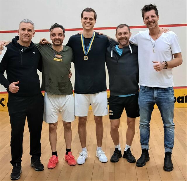 Vlnr.: NÖ Präsident Heribert Monschein, Jakob Dirnberger, Marcus Greslehner und NV Squash Union Präsident Happy Freudensprung, der seine Spieler kräftig anfeuerte | Foto: Squash Union Wiener Neudorf Mödling