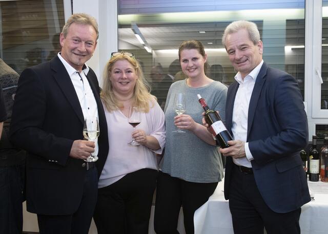 Von li nach re: Bgm. Gernot Bürger, Ines Londer/Gemeinde Krumpendorf, Stefanie Nagele/Gasthof Pisl, Horst Wild/Kärntner Weinbauverband | Foto: Fotostudio Horst