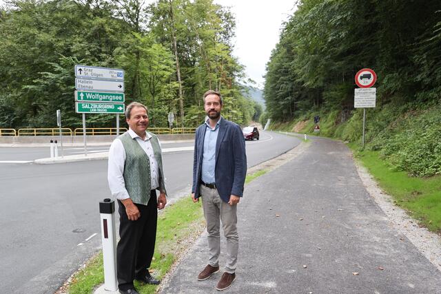 Landesrat Stefan Schnöll (re.) und der Bürgermeister von Hof, Thomas Ließ, beim Lokalaugenschein des neuen Radwegs in der Flachgauer Gemeinde. | Foto: Land Salzburg/Neumayr