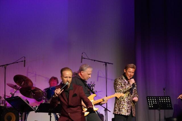 Nico S. (links) performte beim Live-Auftritt mit einer gesanglichen Glanzleistung. | Foto: Emanuel Hasenauer