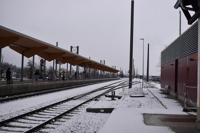Jetzt heißt es warm anziehen, wenn man vor 8 Uhr bzw nach 16.30 Uhr sowie am Wochenende und an Feiertagen am Deutschlandsberger Bahnhof zu warten hat. | Foto: Katrin Löschnig