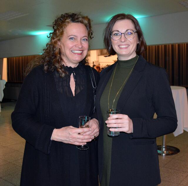 Sabine Grohs (li.), Landtagsabgeordnete Nadine Kasper | Foto: Dietmar Hofer