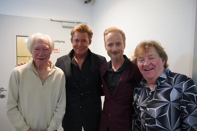 Von links: Glenn D. Hardin, der von 1970 bis 1976 zum festen Bestandteil der TCB Band gehörte, Dennis Jale, Schlagerstar Nico S. und Star-Schlagzeuger Paul Leim, der mit Größen wie Neil Diamond, Diana Ross und Whitney Houston zusammengearbeitet hat. | Foto: Emanuel Hasenauer