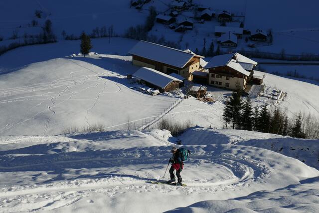 Aus dem eisigen Tal in die Sonne. Die ersten Meter über dem Gensbichl-Hof.  | Foto: Thomas Neuhold