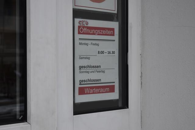 Hier sind die Öffnungs- bzw. Schließzeiten für den Warteraum beim Bahnhof Deutschlandsberg gut zu sehen. | Foto: Katrin Löschnig