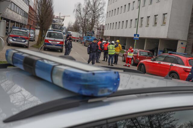 Bombenalarm in Wels-Lichtenegg: Das gefährliche Kriegsrelikt wurde bei Bauarbeiten gefunden – das Areal wurde großflächig evakuiert.  | Foto: laumat.at