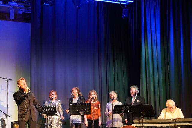 Rockmusiker Dennis Jale mit Elvis Presleys Cousine Donna Presley, Stella Jones, Ginger Holladay, Donna Rhodes, Craig Morris und Glen T. Hardin. | Foto: Emanuel Hasenauer