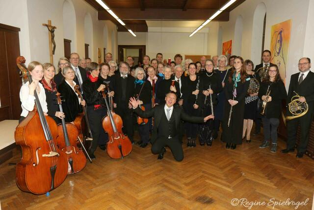 Das Stadtorchester Pressbaum unter der Leitung von Jon Svinghammar lud zum Neujahrskonzert in die Klosterkirche des Sacré Coeur.