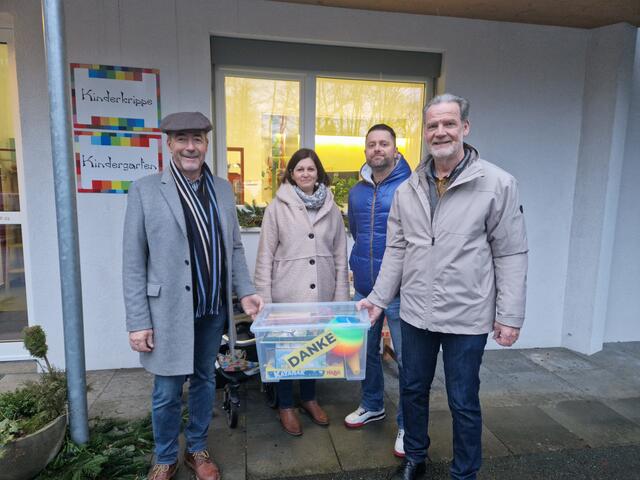FPÖ-Bezirksparteiobmann Werner Gradwohl (l.), Kindergartenleiterin Magdalena Lenz-Spari., III. Landtagspräsident Gerald Deutschmann (re.) und FPÖ-Vizebürgermeister Gernot Wagner (2.v.r.) haben Spielzeug-Boxen an den Kindergarten in St. Stefan ob Stainz übergeben.  | Foto: FPÖ Deutschlandsberg/Wolfgruber.