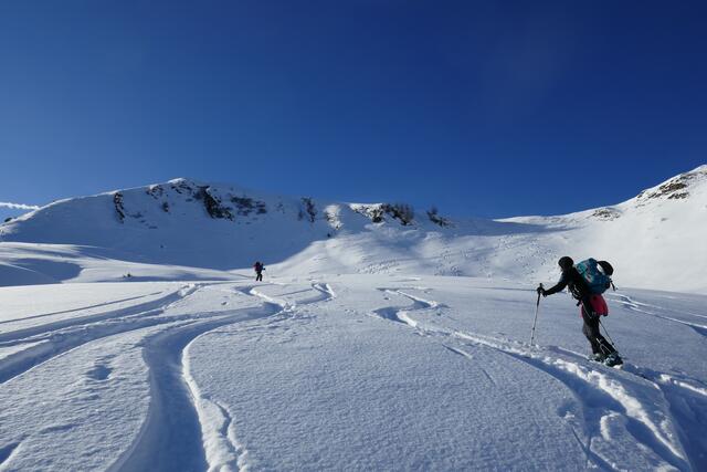 Rascher Anstieg Richtung Spielkogel. In der Bildmitte rechts ist schon die Scharte vor dem Nordrücken zu sehen.  | Foto: Thomas Neuhold