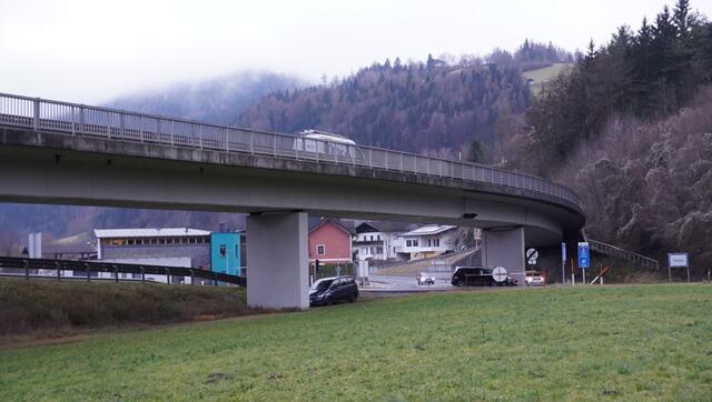 Auch die Brücke, die aktuell die Abfahrtsspur in Richtung Süden führt, soll im Rahmen des Rückbaus abgerissen werden. | Foto: Felix Hallinger