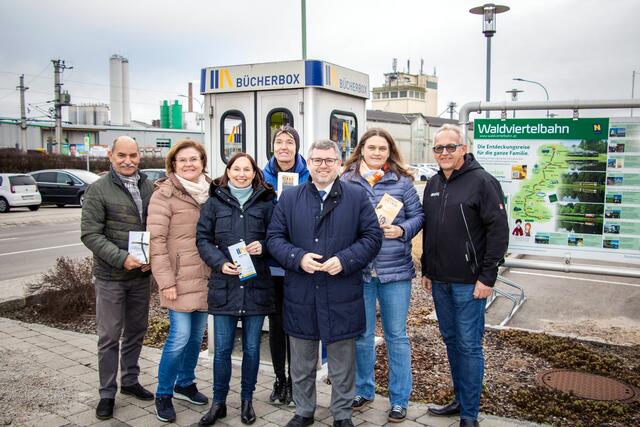 Vizebürgermeister Hubert Hauer, Bürgermeisterin Helga Rosenmayer, Bibliothekarin Gabriele Hornyik, Nationalratsabgeordnete Martina Diesner-Wais, Landesrat Ludwig Schleritzko, Bibliothekarin Daniela Korbel und NÖVOG-Betriebsleiter Herbert Frantes (v.l.). | Foto: Stadtgemeinde Gmünd/Harald Winkler
