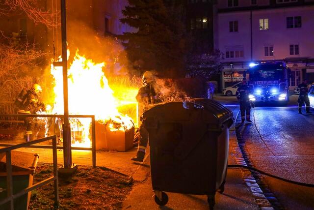 Vom brennenden Müllcontainer bis zur Personenrettung nach einem Verkehrsunfall: Auch 2021 war ein einsatzreiches und erfolgreiches Jahr für die Welser Feuerwehr. | Foto: laumat.at