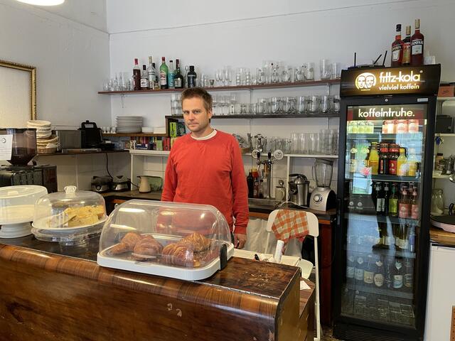 Innhaber Maximilian Berggold hinter der Theke des Cafe Nest. | Foto: Fabian Franz