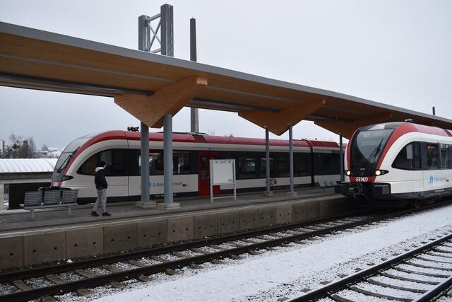 Das Warten hat ein Ende: Der Zug fährt ein  am Bahnhof Deutschlandsberg Stadt. | Foto: Katrin Löschnig