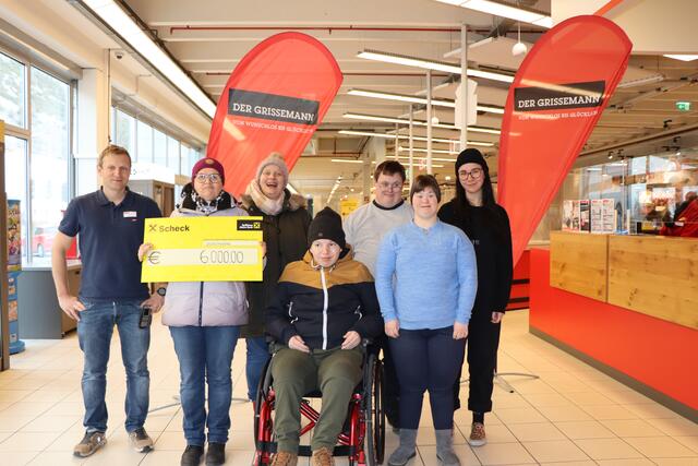 Scheckübergabe im Grissemann: Die Spenden des Einpackservice wurden von Andreas Zotz (li.) an die Lebenshilfe Landeck überreicht. | Foto: Othmar Kolp