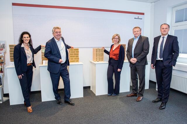 Hennersdorf: Hoher Besuch im Ziegelwerk - Mödling