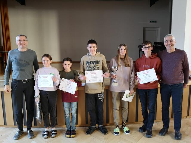 Die SchülerInnen des Landecker Gymnasiums waren beim "Biber der Informatik" äußerst erfolgreich. Direktor Otto Siegele (li.) und Prof. Manfred Knabl (re.) gratulierten. | Foto: Prof. Tobias Stocker