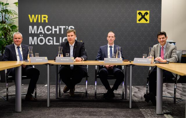 Pressegespräch: Immobilienstudie Tirol
v.l.n.r. Gerhard Cramer, Geschäftsführer Raiffeisen Immobilien Tirol, Thomas Wass, stv. Vorstandsvorsitzender der Raiffeisen-Landesbank Tirol, Matthias Reith, Ökonom und Studienautor Peter Brezinschek, selbständiger Kapitalmarktexperte | Foto: RLB Tirol /Franz Oss