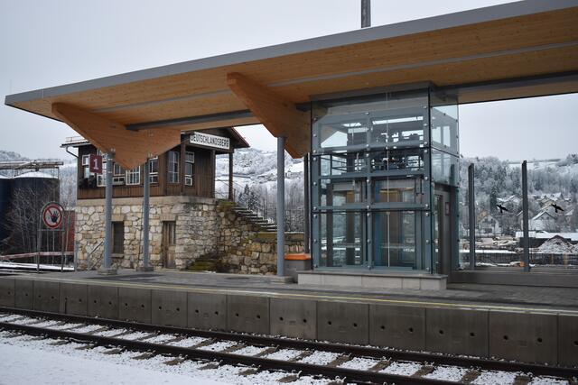 Das Warten im Freibereich des Bahnhofes Deutschlandsberg Stadt kann außerhalb des Wartebereiches derzeit richtig frostig werden. | Foto: Katrin Löschnig