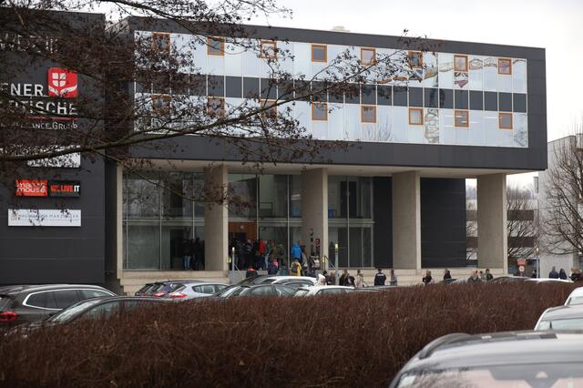 Bombenalarm in Wels-Lichtenegg: Das gefährliche Kriegsrelikt wurde bei Bauarbeiten gefunden – das Areal wurde großflächig evakuiert.  | Foto: laumat.at