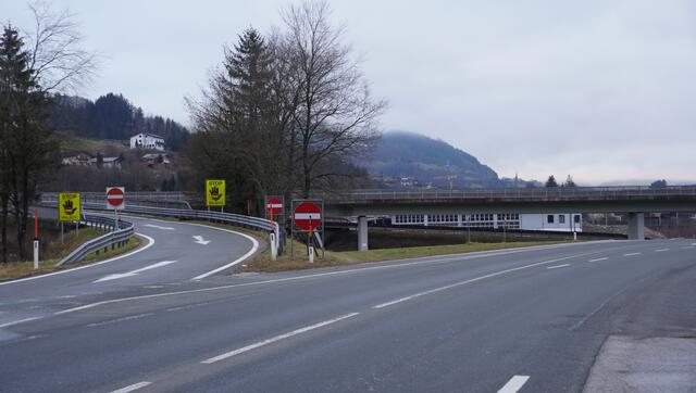 Die Abfahrt Richtung Norden (links) soll ebenso weichen wie die Überführungsbrücke der Abfahrt in Richtung Süden (hinten).  | Foto: Felix Hallinger