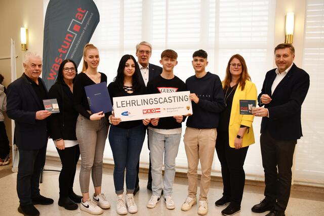 Start des heurigen Lehrlingscastings 2023 im Rathaus Oberpullendorf: Stefan Kneisz (Regionalstellenobmann Oberpullendorf), Jutta Mohl (Geschäftsstellenleiterin des AMS Oberpullendorf), die interessierten Schülerinnen Katharina Zweiler (aus Tschurndorf) und Katharina Horvath (aus Pöttsching), Paul Kraill (Vizepräsident WKB), die interessierten Schüler Fabian Fercsak (aus Unterpullendorf), Moritz Schlapschy (aus Liebing), Karin Steiner (Landesgeschäftsführerin-Stv. AMS Burgenland) und Harald Schermann (Direktor-Stv. WKB) | Foto: WKB