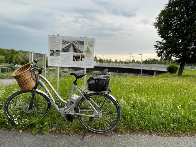 Mit dem Rad lassen sich auch Kulturwege, wie hier in Liefering abradeln.  | Foto: sm