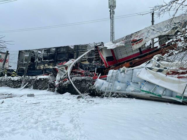 Aufgrund der Kollision sind zwei Loks entgleist. Sie liegen hier sehr nahe an dem Wohnbereich. Die Feuerwehr ist im Großaufgebot vor Ort.