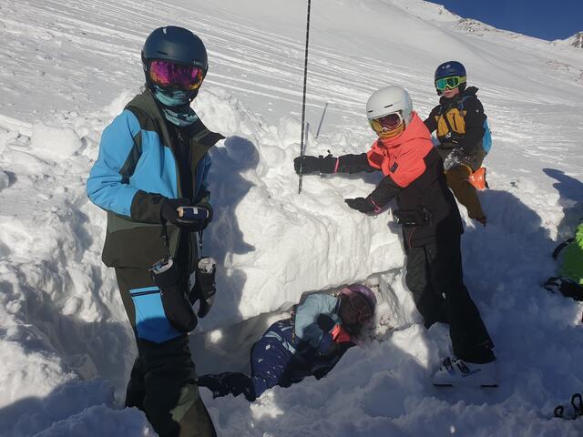SNOWHOW zu Gast in der MS Paznaun: Theorie und Praxis zum Thema Lawinen wurden im Skigebiet Kappl umgesetzt.  | Foto: Karl-Heinz Zangerl