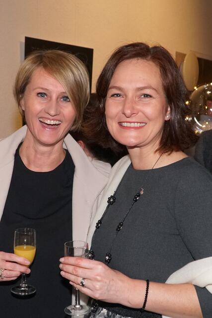 Gut gelaunt: Bezirkshauptfrau Katharina Rumpf und Armomapflege-Chefin Evelyn Deutsch-Grasl. | Foto: Reichel