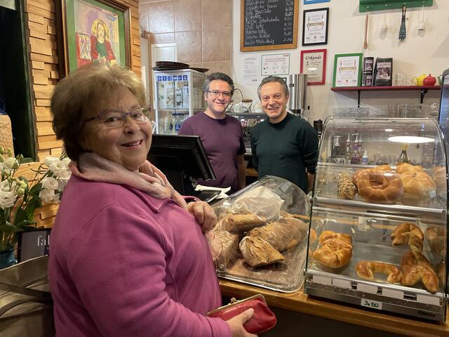 Judith Rettenbacher feierte mit ihrer Familie im Café Allgemein bei Ali Reza Tahvildar und Ali Reza Khajeh Nasir Tousi (v.l.). | Foto: Kautzky
