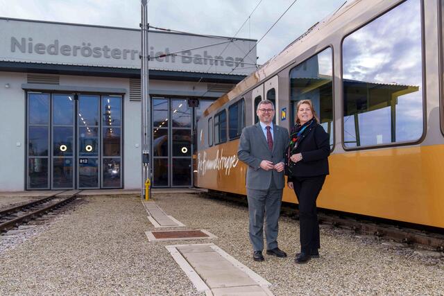 Mobilitätslandesrat Ludwig Schleritzko und Niederösterreich Bahnen Geschäftsführerin Barbara Komarek vor der Himmelstreppe der Mariazellerbahn am St. Pöltner Alpenbahnhof.  | Foto: Foto: ©NB/Bollwein