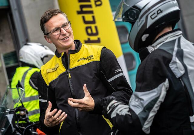 Andreas Aigner, der Leiter des ÖAMTC Fahrtechnik Zentrums in Kalwang, gibt Trainingsgästen wertvolle Tipps. | Foto: ÖAMTC Fahrtechnik / Houdek