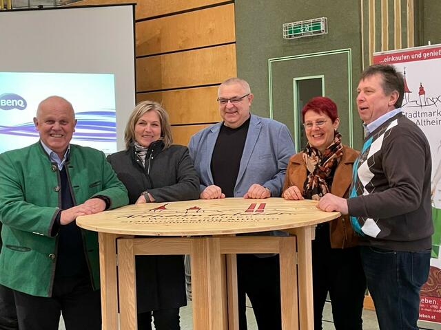 vl. Klaus Berer (WKO-Obmann), Martina Köchl (Obmann-Stellvertreterin Stastmarketing), Aleander Huber (Obmann Stadtmarketing), Barbara Huber (Vizebürgermeisterin) und Günter Steinhögl (Vizebürgermeister) freuten sich anlässlich der Eröffnung über die tolle Teilnahme der Unternehmen.  | Foto: BRS/Buch