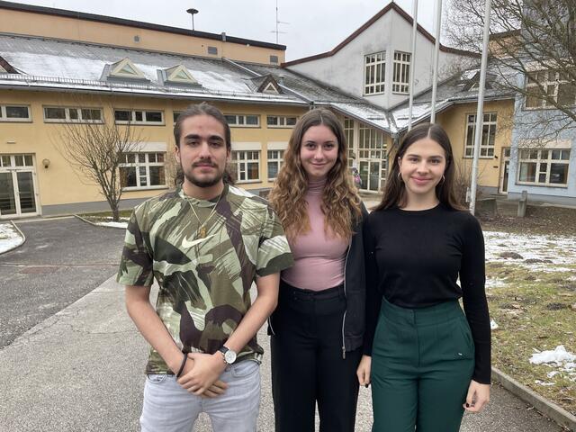 Sven Melehianda, 18 Tatjana Pfingstl, 16 und Helene Gröbl, 17, haben sich ganz bewusst für eine Ausbildung in der Pflege entschieden. | Foto: Hofbauer