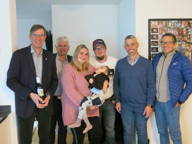 Ötztaler Delegation zu Besuch bei der Familie Nösig in Mils bei Imst, von links: Winzer Martin Scheiber, Raika-Vorstand Hannes Gstrein, Verena Nösig mit Elia, Mathias Nösig, Bürgermeister Bernhard Schöpf und Skischulleiter Gotthard Gstrein. | Foto: pele